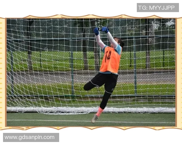 足球场上的可爱瞬间让每一颗心都充满快乐与激情